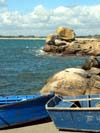 Barques sur la jet&eacute;e du port de Tr&eacute;vignon.
